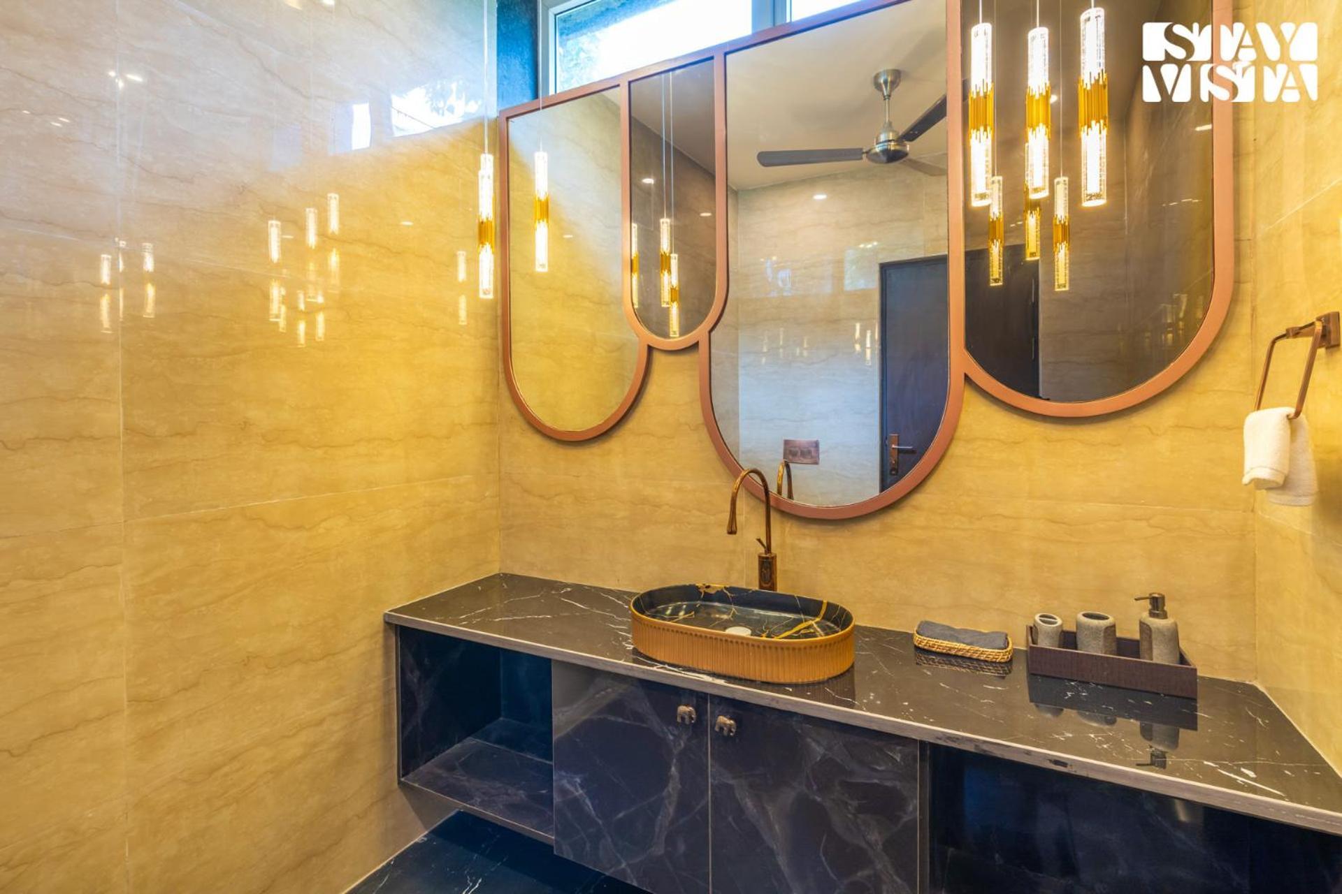 Stayvista At Wandering Vines Indoor Pool 4Bhk Luxury Villa In Delhi Sohna 外观 照片