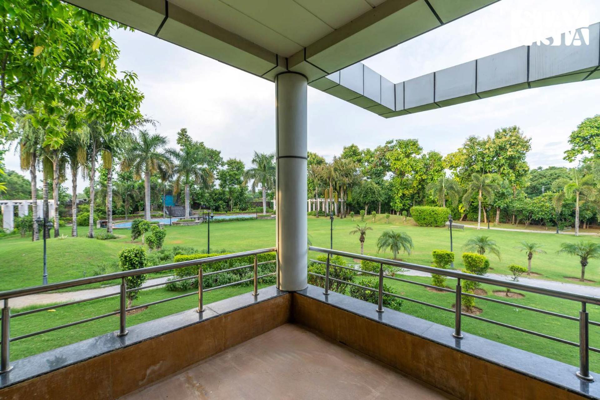 Stayvista At Wandering Vines Indoor Pool 4Bhk Luxury Villa In Delhi Sohna 外观 照片