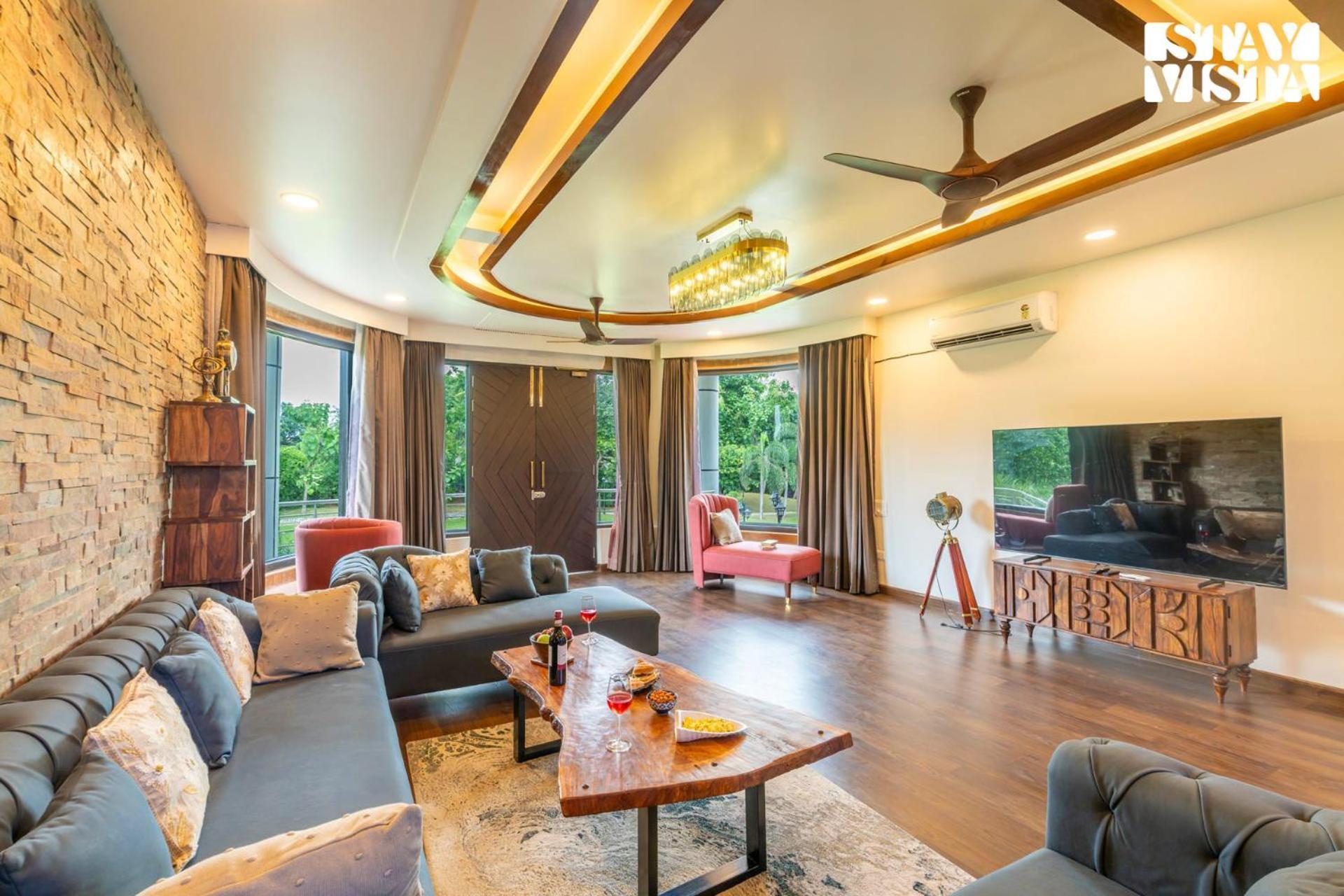 Stayvista At Wandering Vines Indoor Pool 4Bhk Luxury Villa In Delhi Sohna 外观 照片